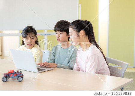 プログラミング教室で学ぶ小学生 135159832