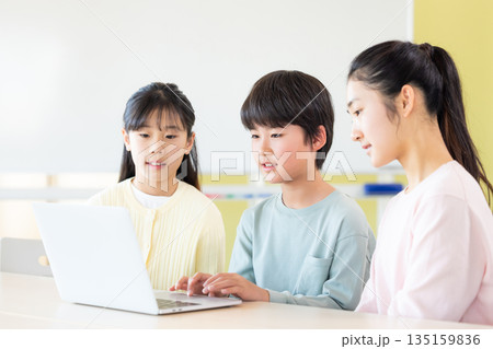 プログラミング教室で学ぶ小学生 プログラミング教室で学ぶ小学生 135159836