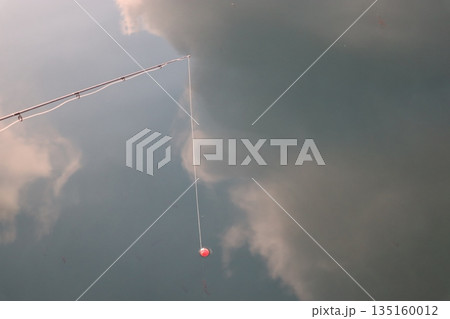 海に写った雲と釣り糸とウキ 海に写った雲と釣り糸とウキ 135160012