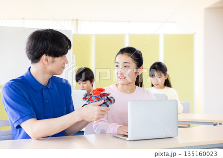 プログラミング教室で学ぶ小学生 135160023