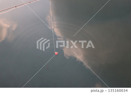 海に写った雲と釣り糸とウキ 海に写った雲と釣り糸とウキ 135160034