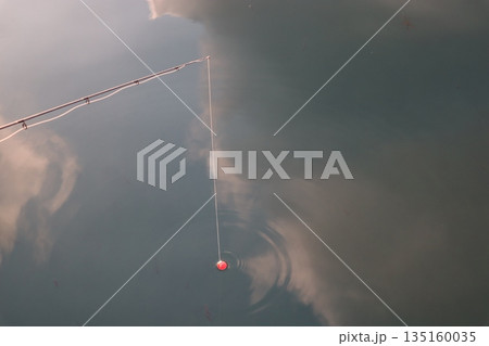 海に写った雲と釣り糸とウキ 海に写った雲と釣り糸とウキ 135160035