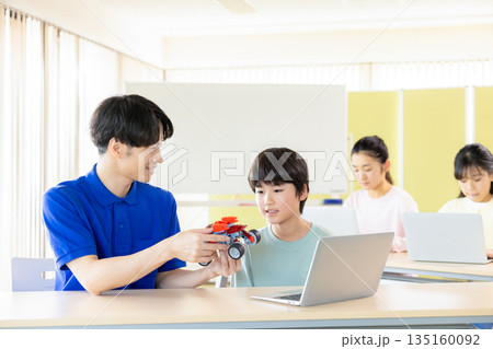 プログラミング教室で学ぶ男の子 プログラミング教室で学ぶ男の子 135160092