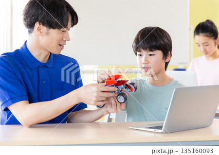 プログラミング教室で学ぶ男の子 プログラミング教室で学ぶ男の子 135160093