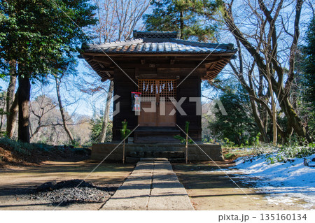 神社の雪景色 135160134