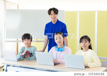 プログラミング教室で学ぶ小学生 135160188