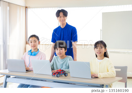 プログラミング教室で学ぶ小学生 プログラミング教室で学ぶ小学生 135160190
