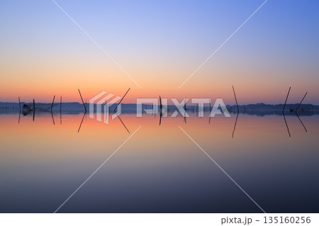 水面に映る朝焼け 135160256