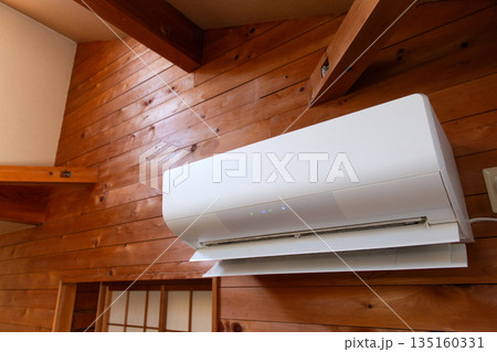 部屋に設置されたエアコン 135160331