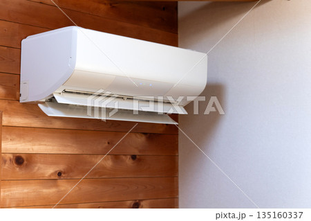 部屋に設置されたエアコン 部屋に設置されたエアコン 135160337