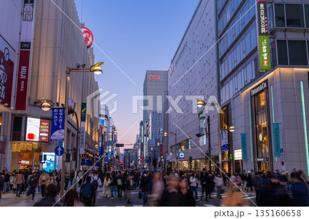 《東京都》新宿東口歩行者天国・休日の繁華街 135160658