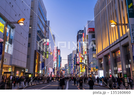 《東京都》新宿東口歩行者天国・休日の繁華街 《東京都》新宿東口歩行者天国・休日の繁華街 135160660