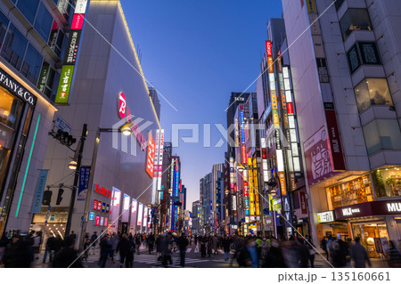 《東京都》新宿東口歩行者天国・休日の繁華街 《東京都》新宿東口歩行者天国・休日の繁華街 135160661