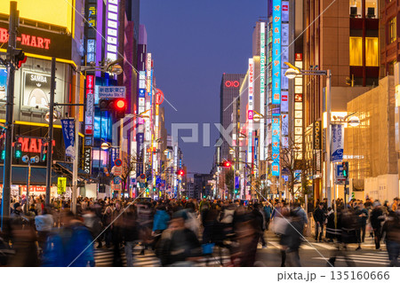 《東京都》新宿東口歩行者天国・休日の繁華街 135160666