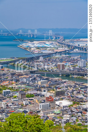 《香川県》瀬戸大橋をのぞむ街並み・青ノ山の眺望 《香川県》瀬戸大橋をのぞむ街並み・青ノ山の眺望 135160820