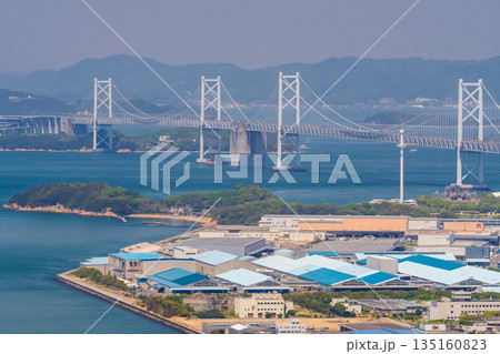 《香川県》瀬戸大橋をのぞむ街並み・青ノ山の眺望 《香川県》瀬戸大橋をのぞむ街並み・青ノ山の眺望 135160823