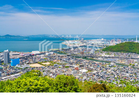 《香川県》瀬戸大橋をのぞむ街並み・青ノ山の眺望 《香川県》瀬戸大橋をのぞむ街並み・青ノ山の眺望 135160824