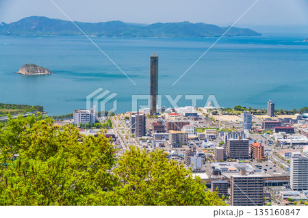 《東京都》瀬戸内海をのぞむ街並み・青ノ山の眺望 135160847