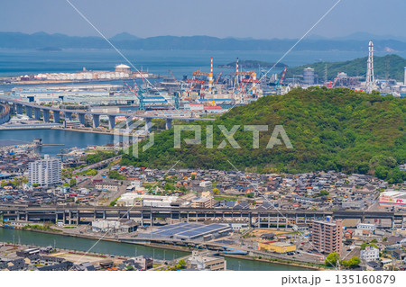 《東京都》瀬戸内海をのぞむ街並み・青ノ山の眺望 135160879