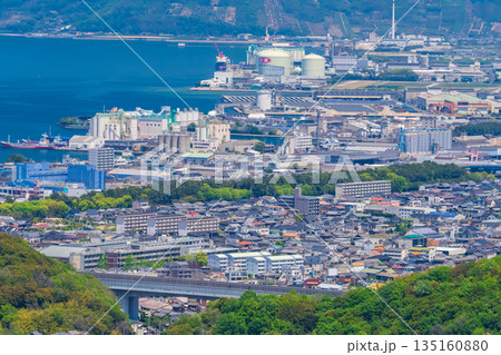 《東京都》瀬戸内海をのぞむ街並み・青ノ山の眺望 135160880