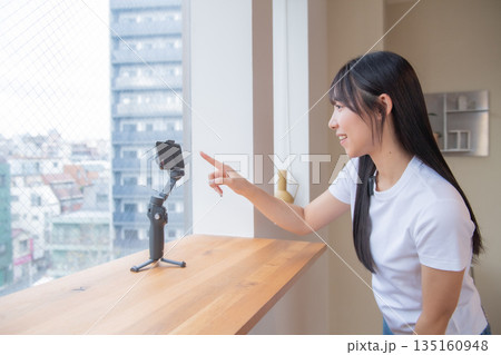 配信　ライバー　ストリーマー　動画配信　配信者　女性配信者　動画配信サービス　動画共有 135160948