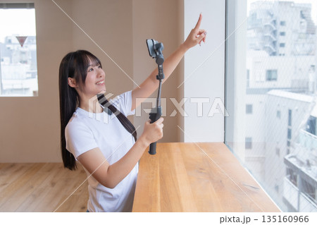 配信　ライバー　ストリーマー　動画配信　配信者　女性配信者　動画配信サービス　動画共有 135160966