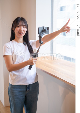 配信　ライバー　ストリーマー　動画配信　配信者　女性配信者　動画配信サービス　動画共有 135160971