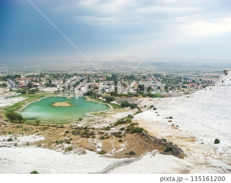 トルコのパムッカレから地上を見渡す トルコのパムッカレから地上を見渡す 135161200