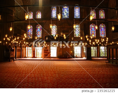 トルコ　イスタンブールのモスクの中 135161215