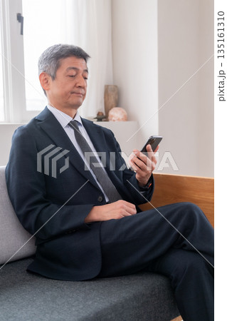 ビジネスイメージ 　フィクサー　会社員　定年退職　リーダー　スマホ　経営　打ち合わせ　個人授業主 135161310