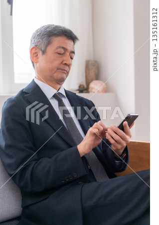 ビジネスイメージ 　フィクサー　会社員　定年退職　リーダー　スマホ　経営　打ち合わせ　個人授業主 135161312