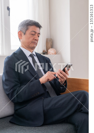 ビジネスイメージ 　フィクサー　会社員　定年退職　リーダー　スマホ　経営　打ち合わせ　個人授業主 135161313