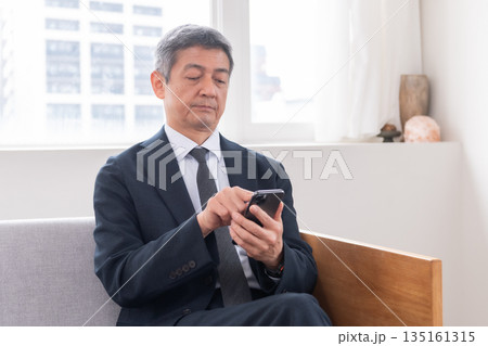ビジネスイメージ 　フィクサー　会社員　定年退職　リーダー　スマホ　経営　打ち合わせ　個人授業主 135161315