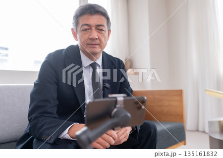 ラウンジ　会社員　打ち合わせ　スマホ　ジンバル　ベンチャー　年配者　重役　ミドル　役員　映像配信　 135161832