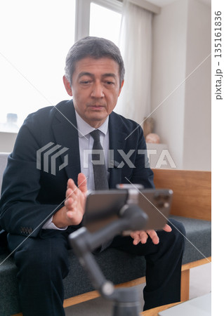 ラウンジ 会社員 打ち合わせ スマホ ジンバル ベンチャー 年配者 重役 ミドル 役員 映像配信 ラウンジ 会社員 打ち合わせ スマホ ジンバル ベンチャー 年配者 重役 ミドル 役員 映像配信 135161836