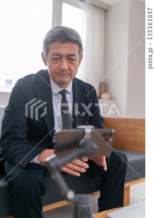 ラウンジ 会社員 打ち合わせ スマホ ジンバル ベンチャー 年配者 重役 ミドル 役員 映像配信 ラウンジ 会社員 打ち合わせ スマホ ジンバル ベンチャー 年配者 重役 ミドル 役員 映像配信 135161837