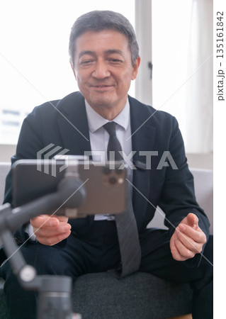 ラウンジ 会社員 打ち合わせ スマホ ジンバル ベンチャー 年配者 重役 ミドル 役員 映像配信 ラウンジ 会社員 打ち合わせ スマホ ジンバル ベンチャー 年配者 重役 ミドル 役員 映像配信 135161842