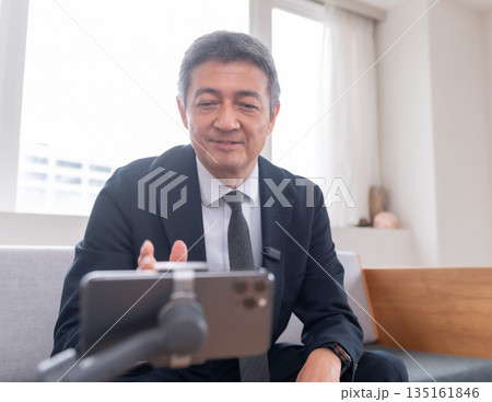 ラウンジ 会社員 打ち合わせ スマホ ジンバル ベンチャー 年配者 重役 ミドル 役員 映像配信 ラウンジ 会社員 打ち合わせ スマホ ジンバル ベンチャー 年配者 重役 ミドル 役員 映像配信 135161846