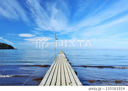 千葉県 青空の海と岡本桟橋(原岡桟橋) 千葉県 青空の海と岡本桟橋(原岡桟橋) 135161914