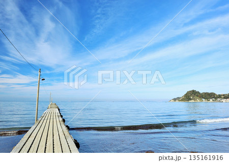 千葉県 青空の海と岡本桟橋(原岡桟橋) 千葉県 青空の海と岡本桟橋(原岡桟橋) 135161916