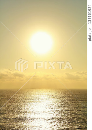 千葉県 勝浦 朝の太陽と海 千葉県 勝浦 朝の太陽と海 135161924
