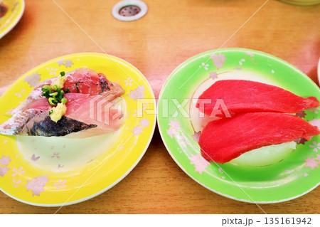 回転寿司 マグロとアジ 回転寿司 マグロとアジ 135161942