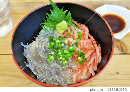 静岡県　生しらすと生桜エビ丼 135161959