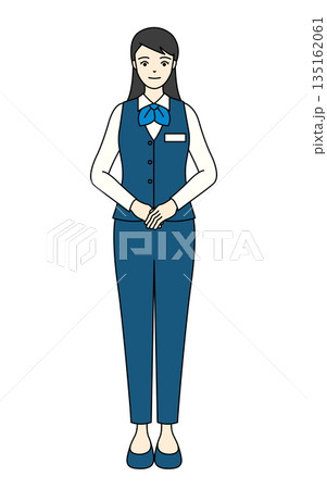 正面で手を組み丁寧にお辞儀や挨拶をする受付の女性 135162061