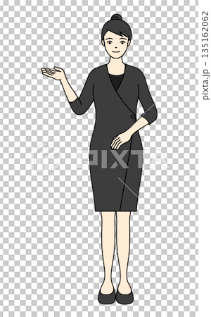 シックな黒い制服で右手を差し出し案内する女性セラピスト 135162062