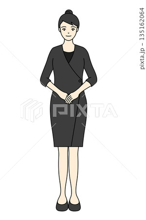 落ち着いた黒い制服で丁寧にお出迎えをするエステの女性 135162064