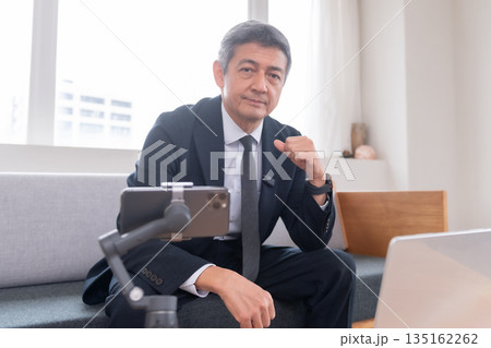 ラウンジ　会社員　打ち合わせ　スマホ　ジンバル　ベンチャー　年配者　重役　ミドル　役員　映像配信　 135162262