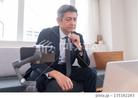 ラウンジ　会社員　打ち合わせ　スマホ　ジンバル　ベンチャー　年配者　重役　ミドル　役員　映像配信　 135162263