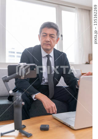 ラウンジ　会社員　打ち合わせ　スマホ　ジンバル　ベンチャー　年配者　重役　ミドル　役員　映像配信　 135162269