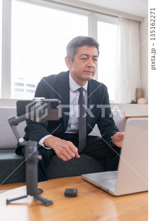 ラウンジ　会社員　打ち合わせ　スマホ　ジンバル　ベンチャー　年配者　重役　ミドル　役員　映像配信　 135162271